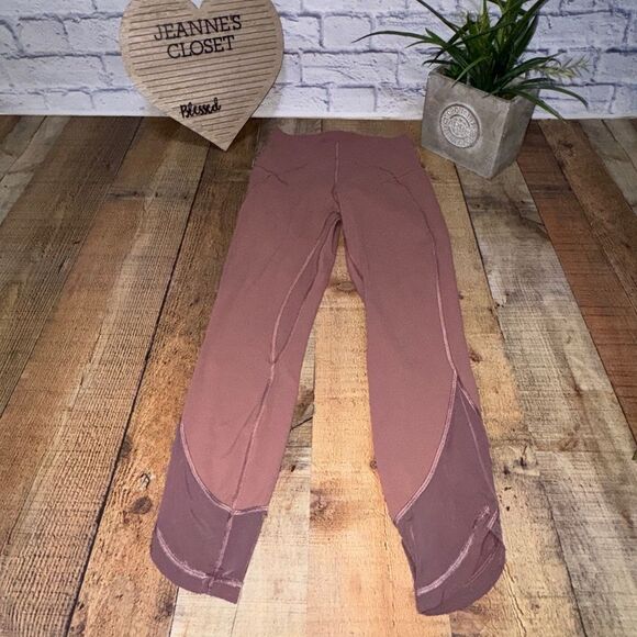 Lululemon
Nulu Craft Mesh Leggings size 6 - Picture 2 of 15